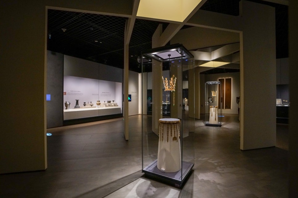 A case holding the crown stands in the middle of the gallery, with Silla earthenware ranged along the wall cases behind it