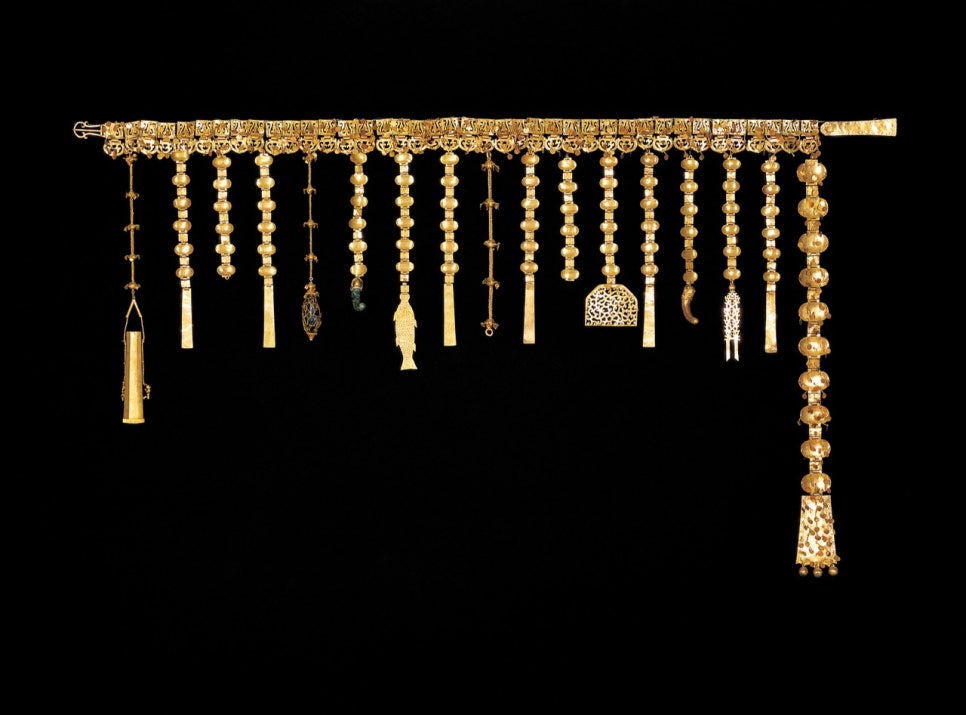 A Silla belt built from linked gold plaques, with several long strings of gold pendants hanging from it