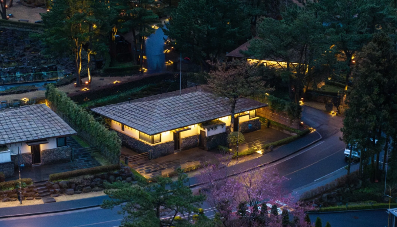 한라산 중턱 숲에 자리한 제주 엠버 퓨어힐 리조트 야간 전경. 독채형 객실들이 조명으로 빛나고 있어요.