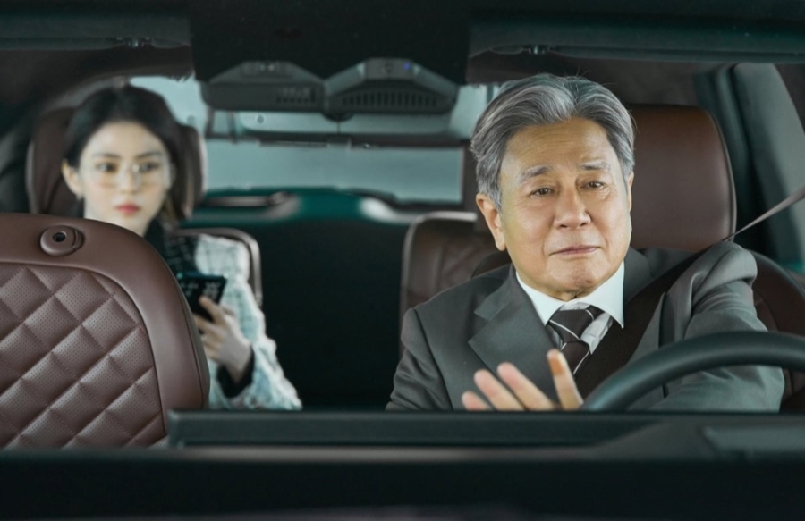 앤 해서웨이는 아우디였는데... 한국판 인턴 한소희가 타는 차는 갑자기 시선이 쏠린 이유 뭐지 이미지 1