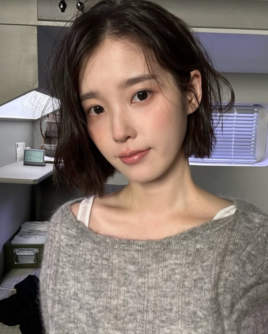 아이유는 나이를 모르겠어.. 단발 자르니 더 어려 보이네 근황 하나로 분위기 바뀌었다 이미지 2