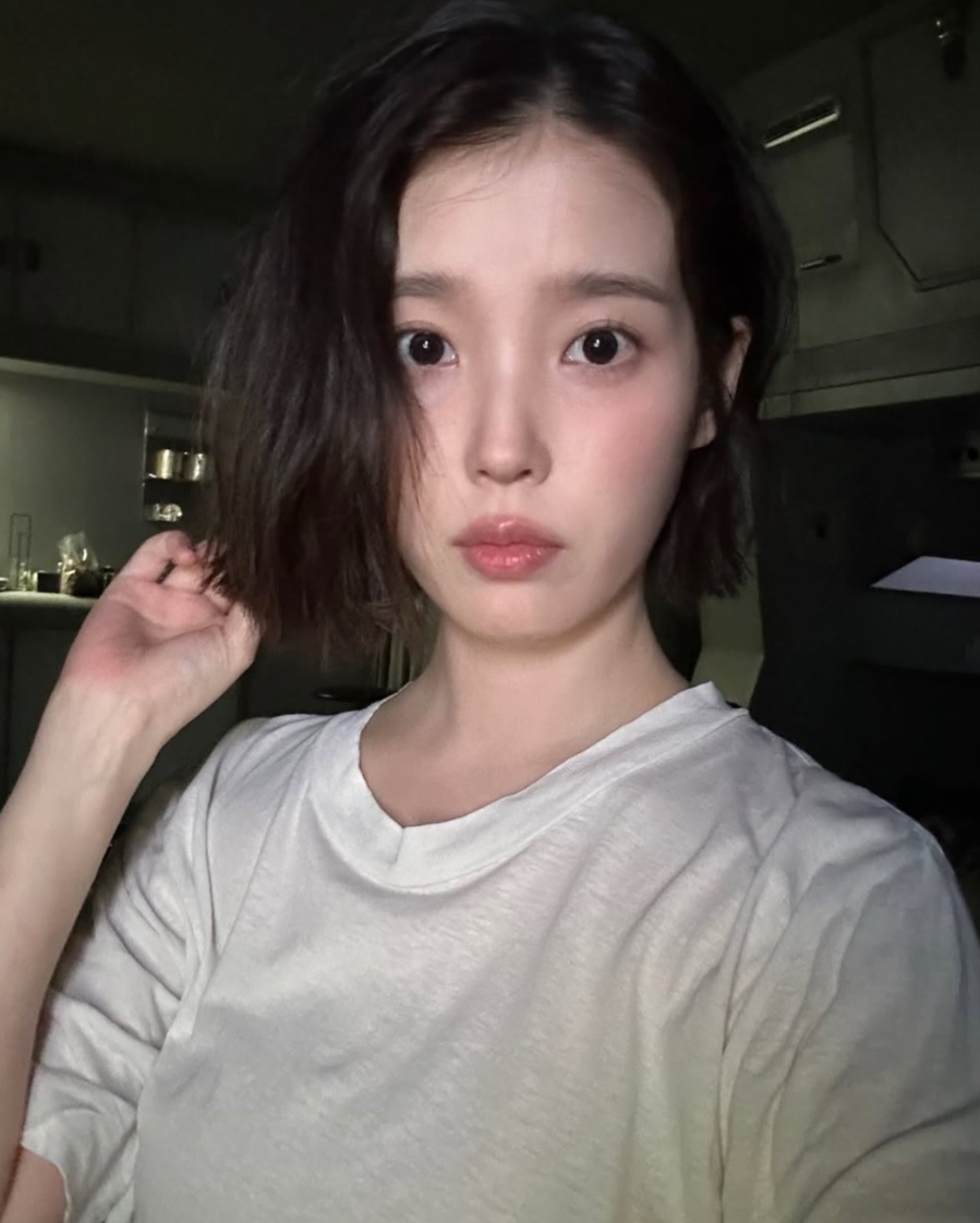 아이유는 나이를 모르겠어.. 단발 자르니 더 어려 보이네 근황 하나로 분위기 바뀌었다 이미지 3