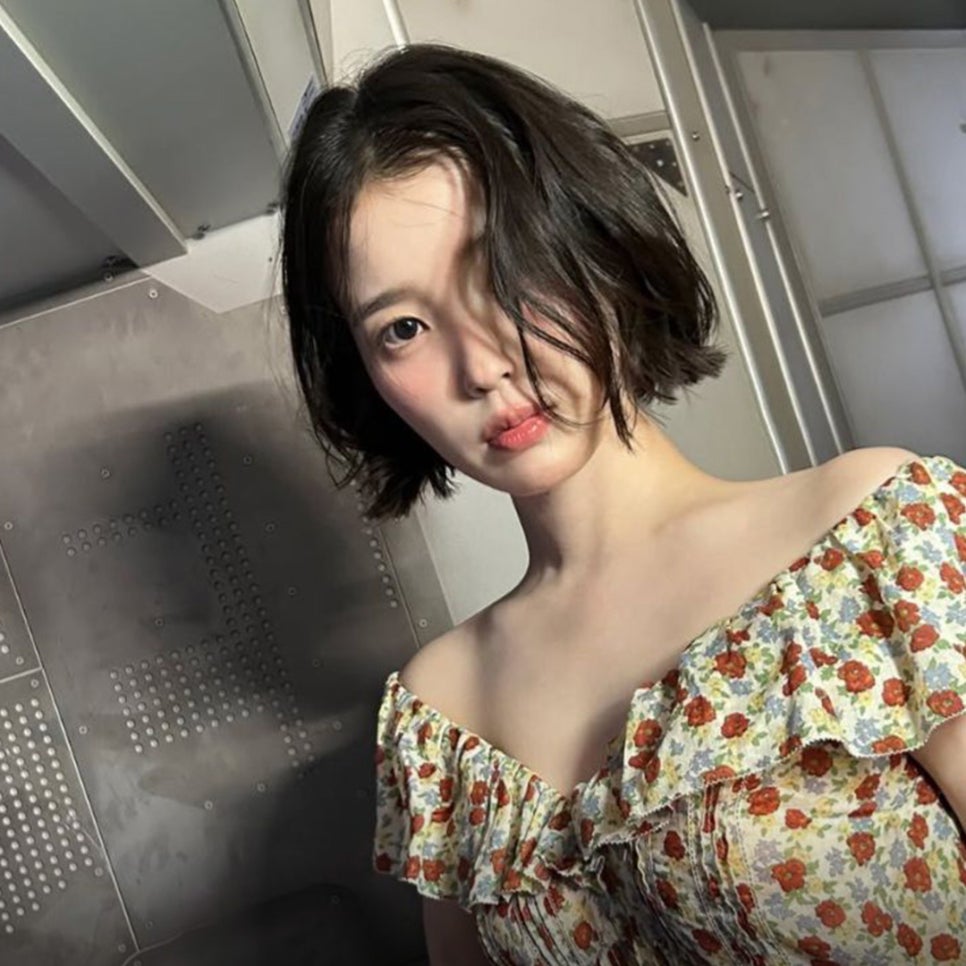 아이유는 나이를 모르겠어.. 단발 자르니 더 어려 보이네 근황 하나로 분위기 바뀌었다 이미지 6