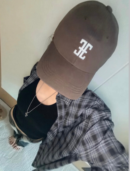 조이가 체크 셔츠를 입자 분위기가 달라졌다 로우라이즈 팬츠로 완성한 힙한 스트릿룩 근황 하나로 분위기 이미지 4
