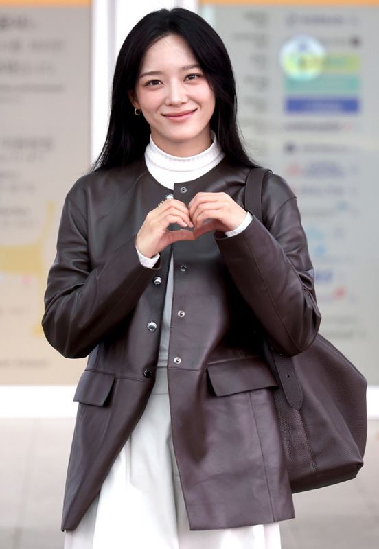 김세정이 버뮤다 팬츠를 입자 달라졌다 브라운 가죽 재킷으로 완성한 가을 공항룩 예상과 전혀 다른 반응이 이미지 2