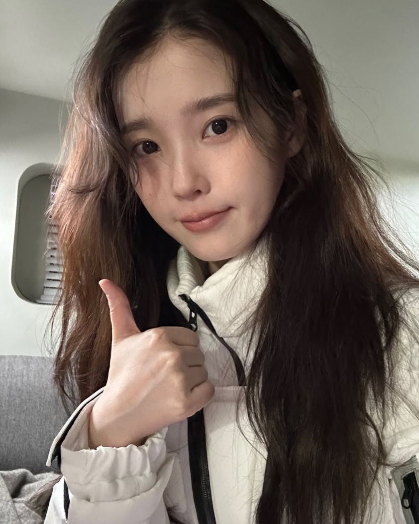 아이유는 나이를 모르겠어.. 단발 자르니 더 어려 보이네 근황 하나로 분위기 바뀌었다 이미지 5