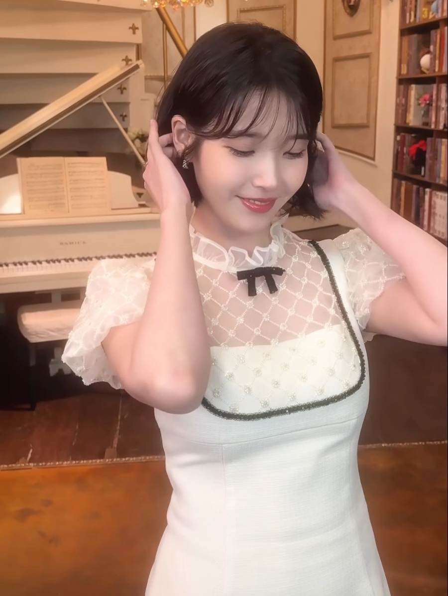 아이유는 나이를 모르겠어.. 단발 자르니 더 어려 보이네 근황 하나로 분위기 바뀌었다 이미지 1