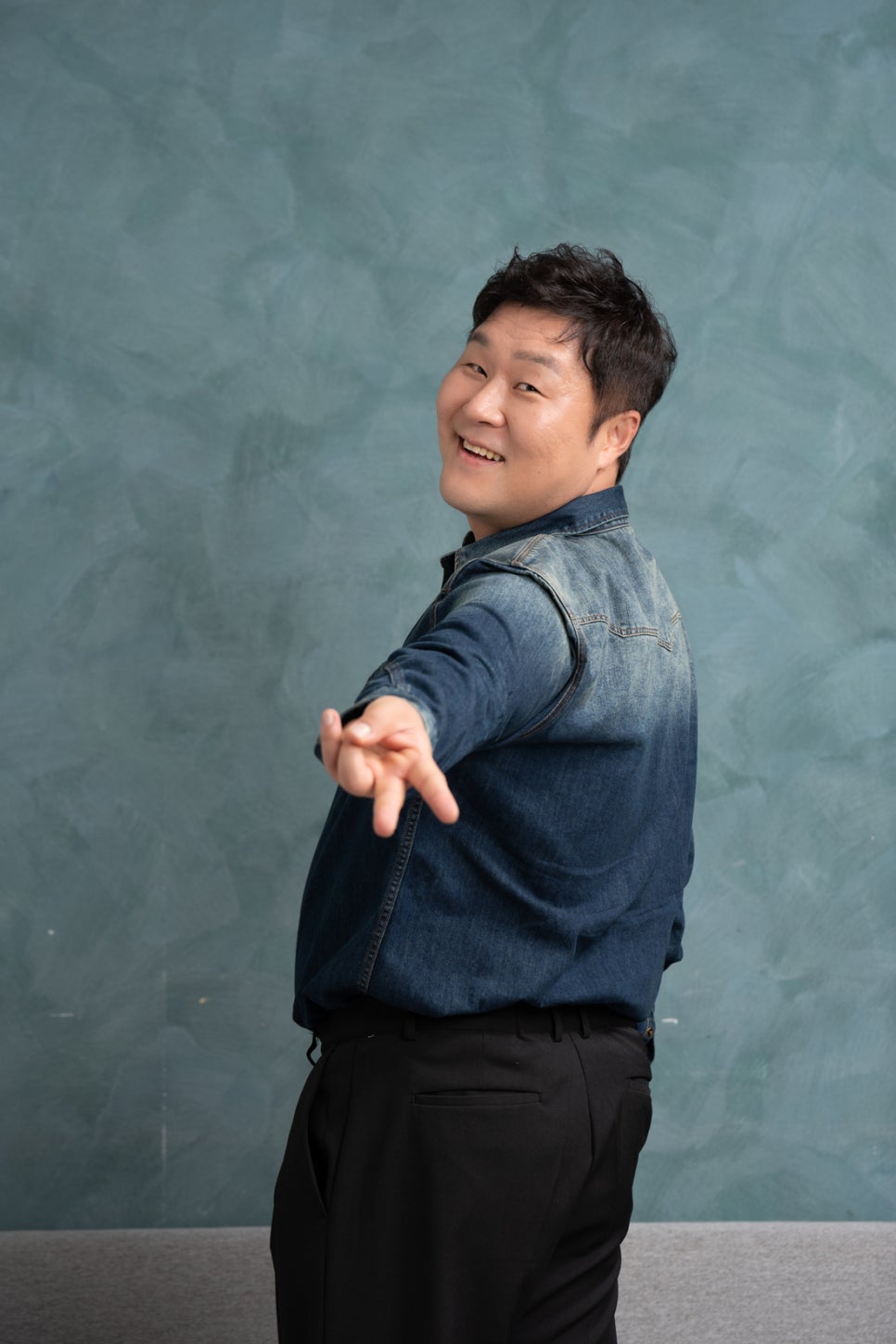 처음엔 무리수라고 욕했는데 사진 한 장 공개된 후 극사실주의라고 재평가된 캐스팅 예전과 완전히 달라졌다 이미지 6