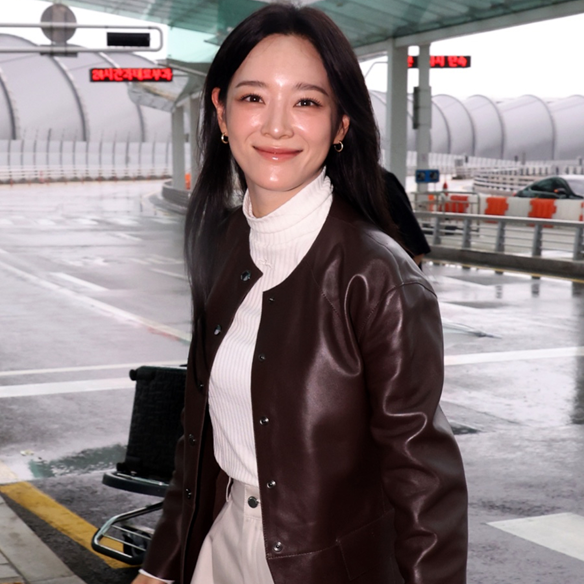 김세정이 버뮤다 팬츠를 입자 달라졌다 브라운 가죽 재킷으로 완성한 가을 공항룩 예상과 전혀 다른 반응이 이미지 3