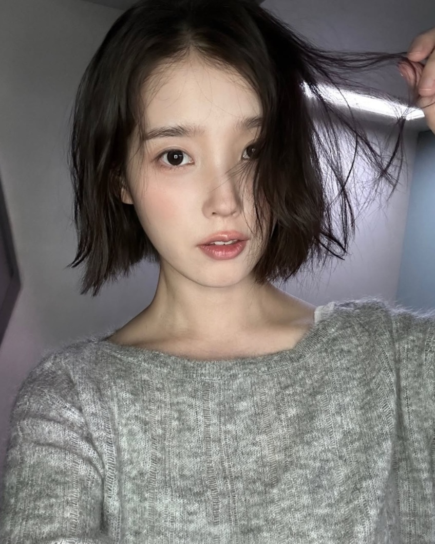 아이유는 나이를 모르겠어.. 단발 자르니 더 어려 보이네 근황 하나로 분위기 바뀌었다 이미지 4