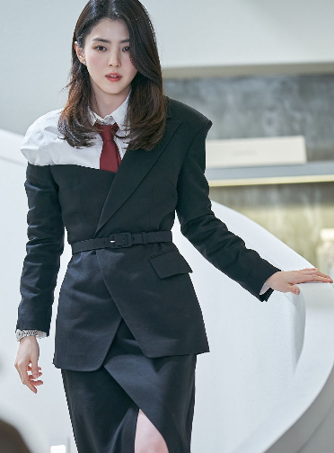 네이비 슈트에 벨트 꽉 하고 선글라스 쓴 CEO 한소희에서 금발에 체크 셔츠 툭