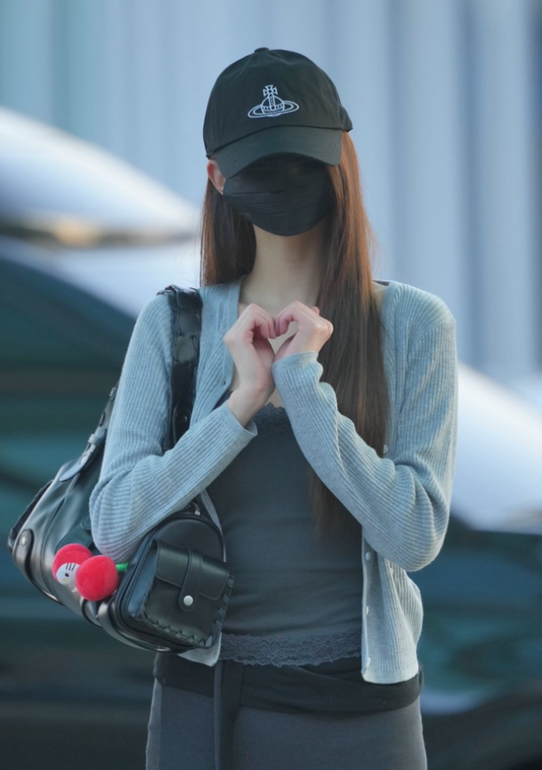 이효리는 가죽 미니백 대신 커다란 캔버스백을 들었어요