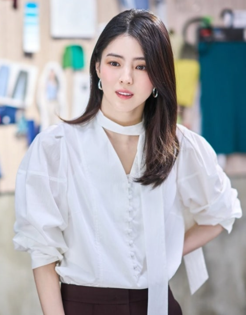 그래서인지 영화 속 의상도 평범한 출근룩보다는 확실히 힘이 들어가 있어요