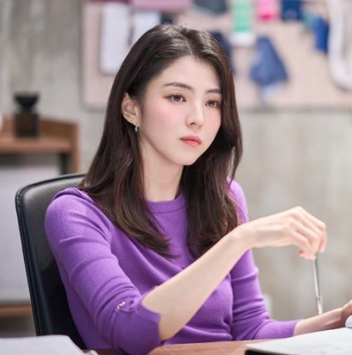 블랙 앤 화이트 트위드도 입었다가 어느 날은 새빨간 재킷도 입고요