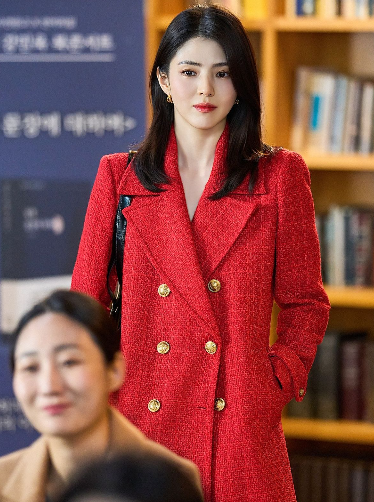 단정하게 셔츠 단추 잠그는 게 아니라 일부러 흐트러뜨려 입으니까 앞에서 봤던