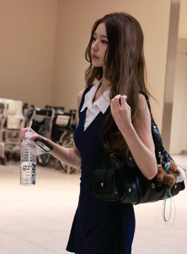 채령은 러플 디테일이 들어간 그레이톤 보헤미안 룩에 매치했는데 옷은 차분한데