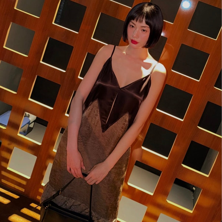 나나가 브라운 슬립드레스를 입자 분위기가 달라졌다 페라가모 패션위크에서 완성한 시크한 룩|놓치기 쉬운 변화는?