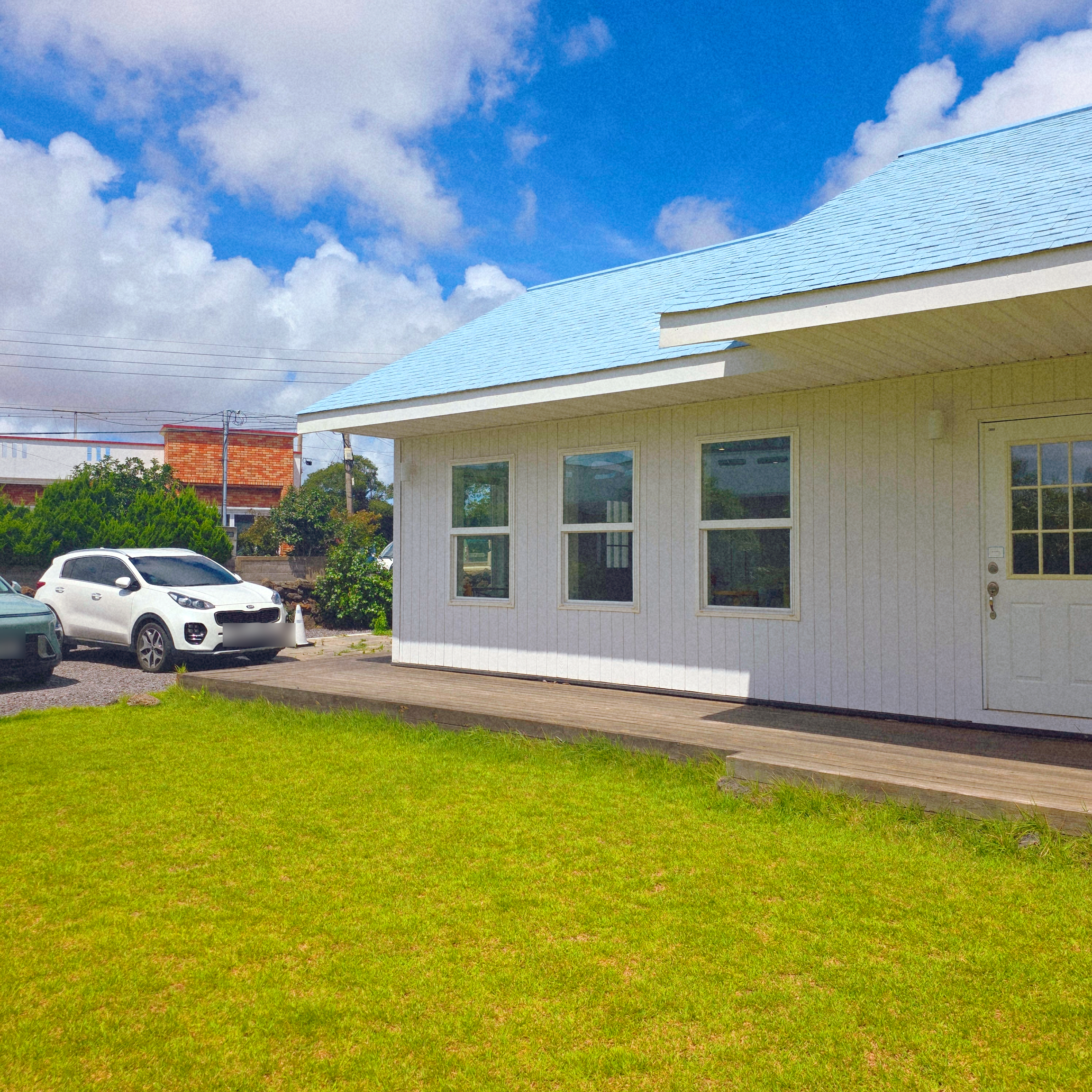 Front view of Cafe Neoh with parking space