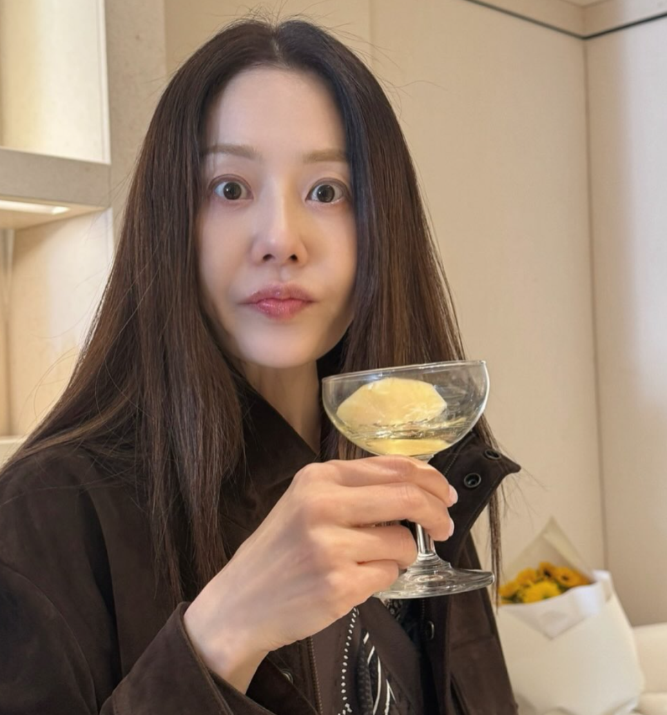 쇼핑하는 모습도 올리고 먹는 것도 찍고 셀카도 생각보다 거리낌 없이 올리는데