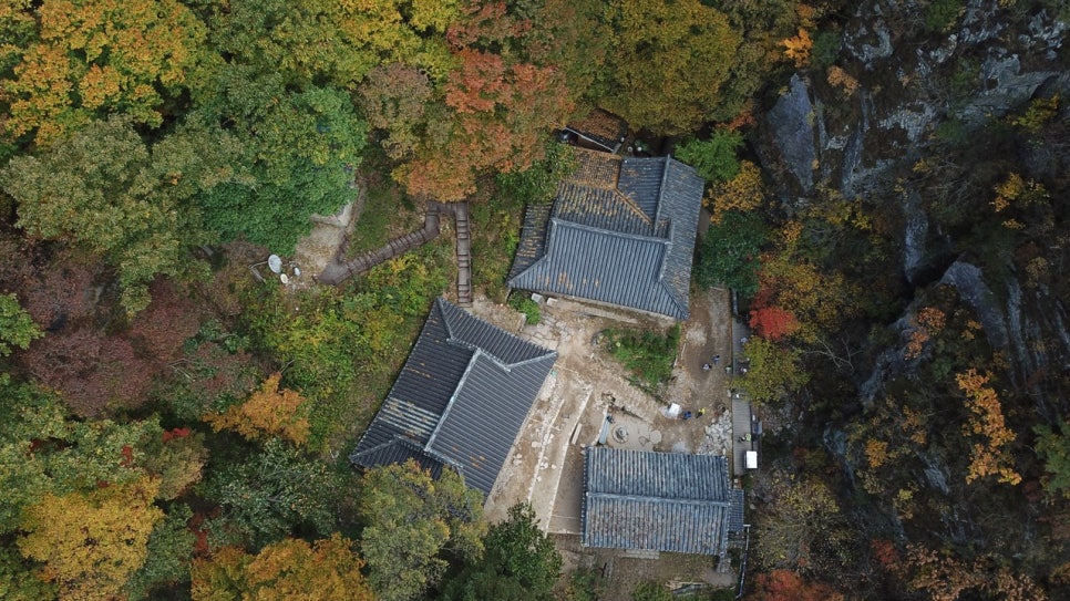 하늘에서 내려다본 절벽 위 주왕암과 주변 가을 숲