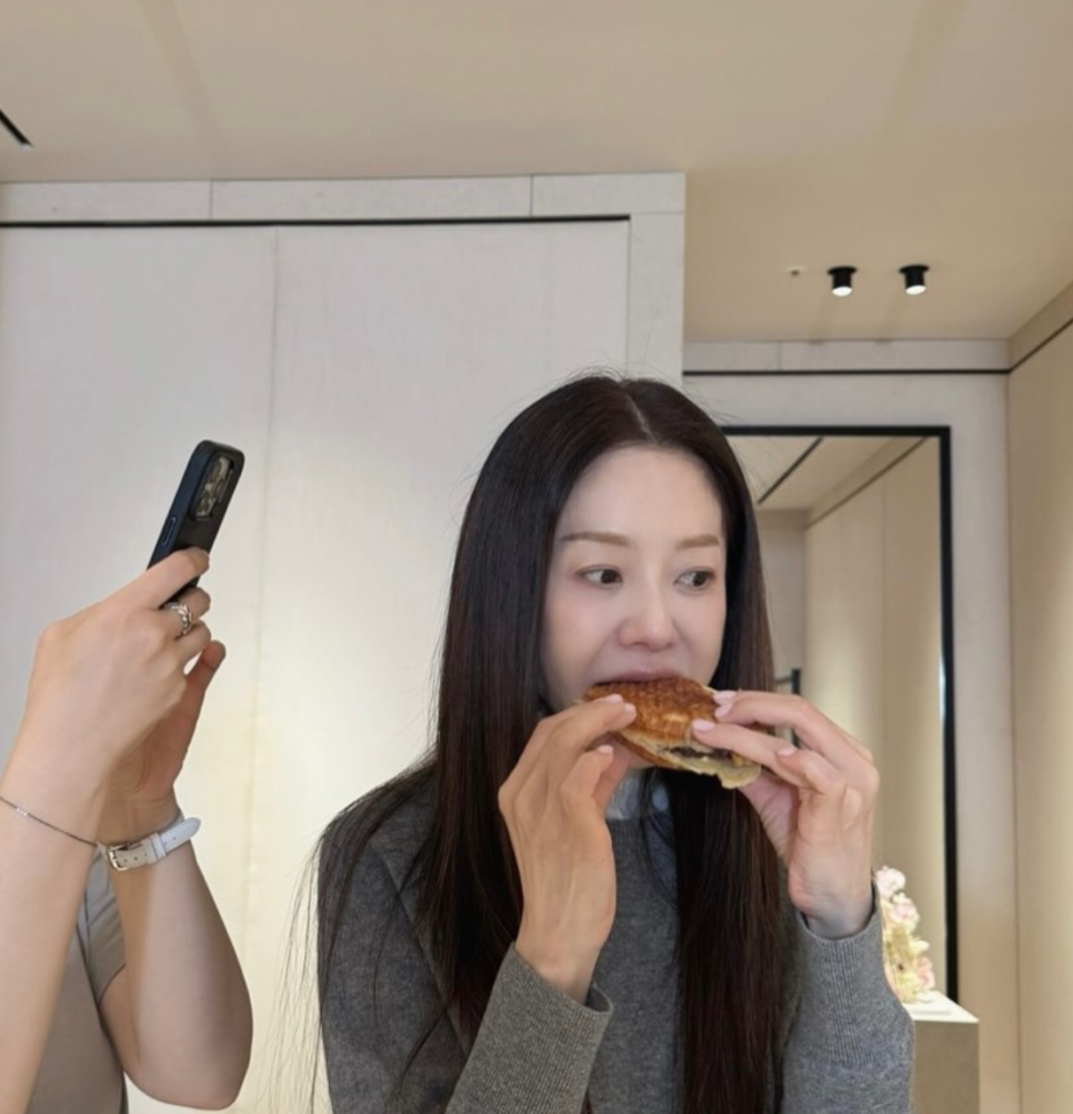 근데 또 붕어빵 하나 들었을 뿐인데 사진 분위기가 이렇게 나오는 건 조금 반칙