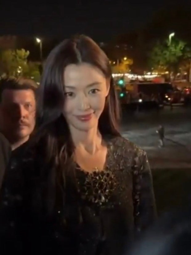 파리에서 만난 전지현 전지현은 29일 프랑스 파리에서 열린 생 로랑(Saint