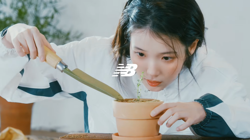  뉴발란스 | Nano-light windbreaker with 아이유