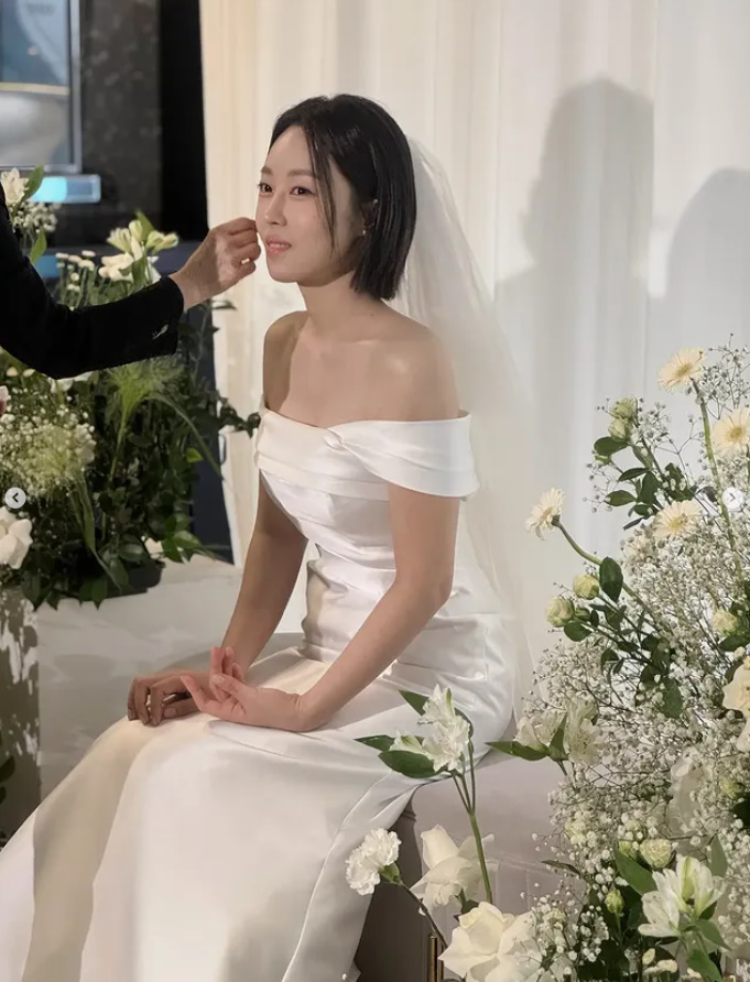 친구들에게 미안한 마음도 있었다고 솔직하게 털어놓으면서도, 결혼식의 규모보다 두