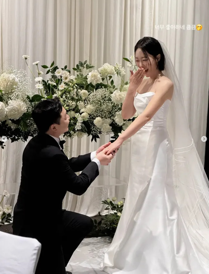 자신들에게 가장 편안한 방식으로 결혼식을 치른 두 사람의 선택이 오히려 더욱 오래