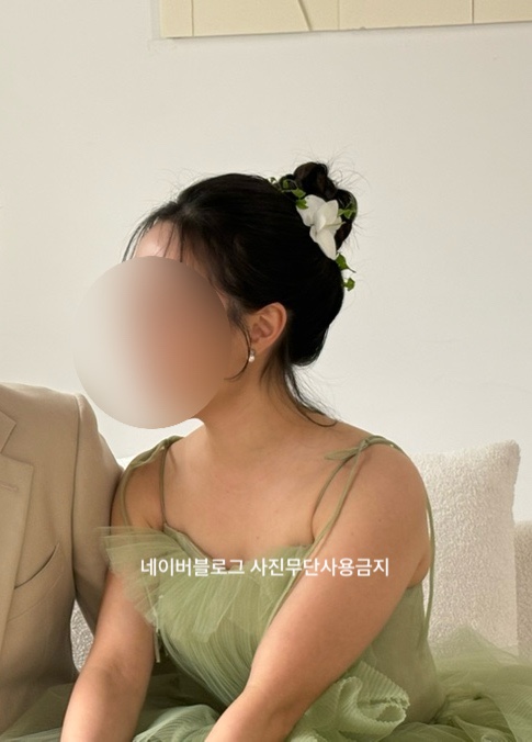 초록 유색 드레스에 하이번과 생화 장식을 더한 모습