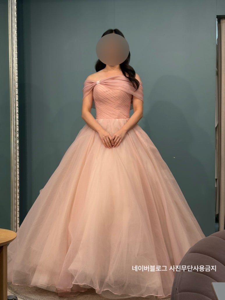 피팅룸에서 입은 모습, 연핑크 오프숄더