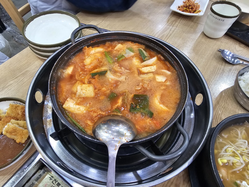 24시얼큰시원생고기김치찌개 외도점 사진 6