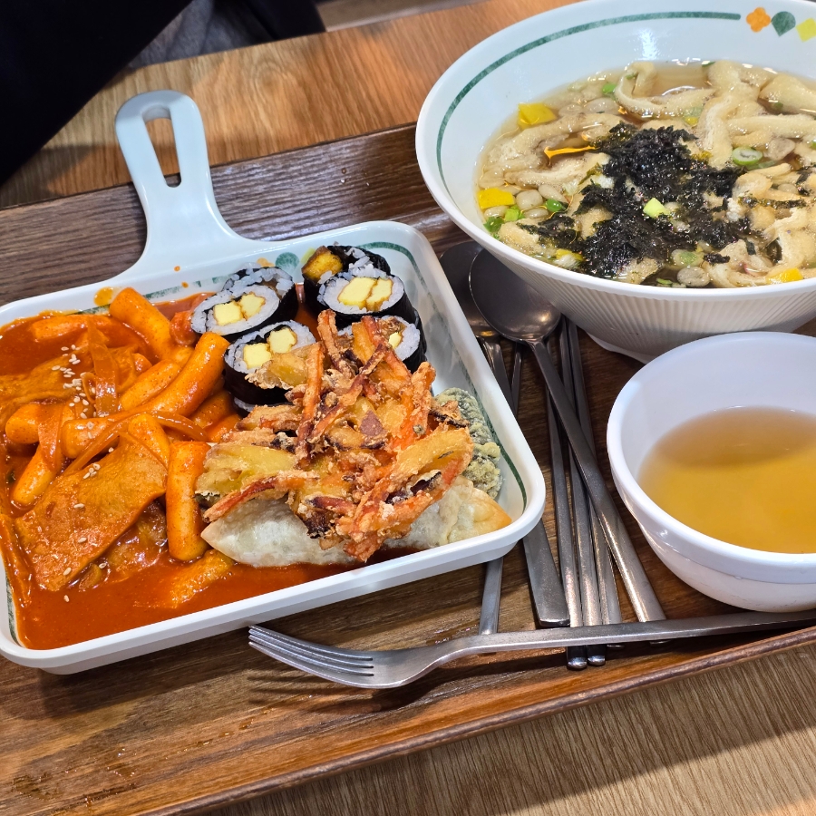 얌샘김밥플러스 반포고투몰점 사진 5
