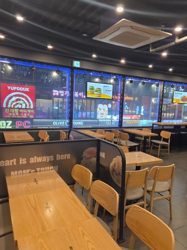 맘스터치 광명철산점 사진 4