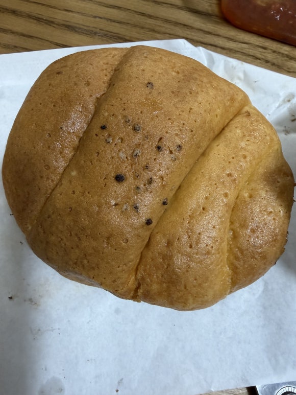 흑마늘소금빵 이미지