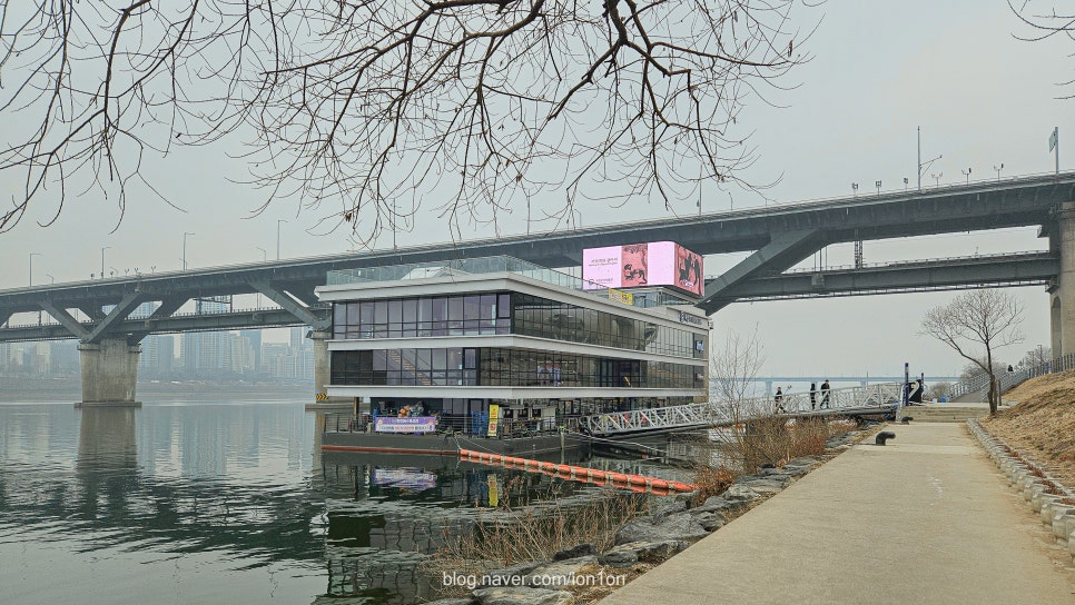 해피냠냠라면가게 한강버스뚝섬선착장점 사진 7
