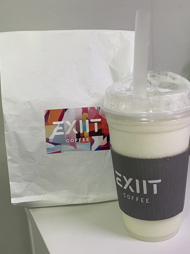 엑시트 사진 7