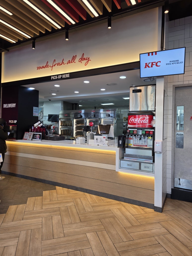 KFC 신사역점 사진 7