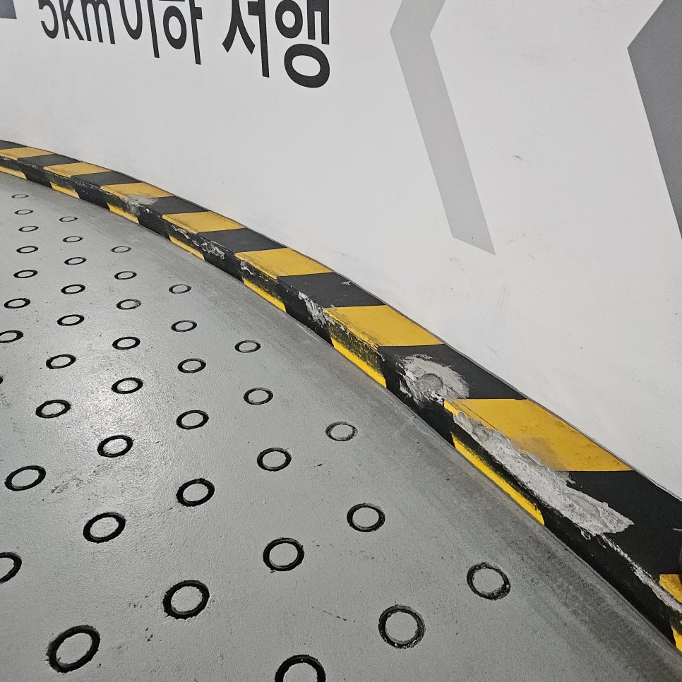 차량 충돌로 깨진 주차장 연석 미장부터 도장까지 꼼꼼 시공 : 네이버 블로그