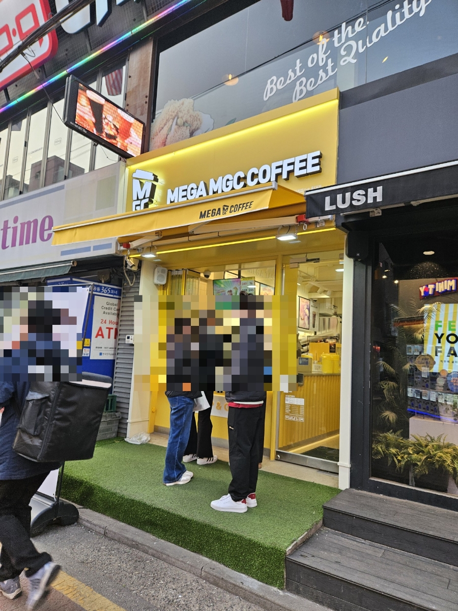 메가MGC커피 홍대점 사진 3