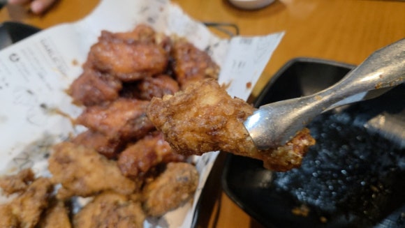 교촌치킨 압구정신사점 사진 7
