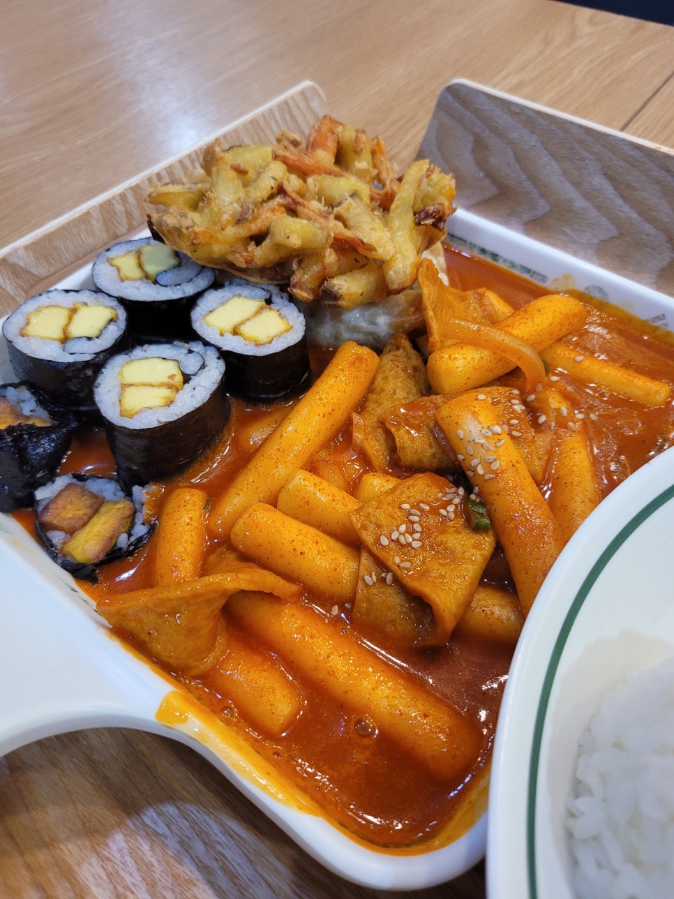 얌샘김밥플러스 반포고투몰점 사진 2