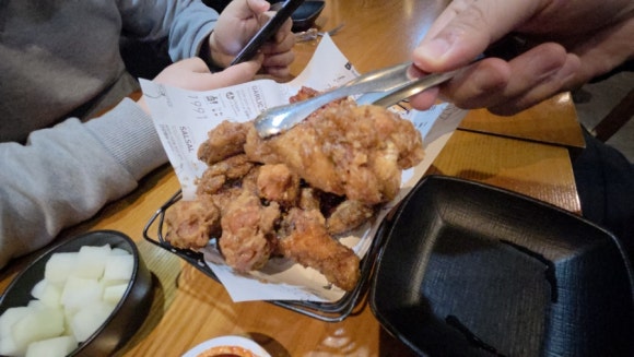 교촌치킨 압구정신사점 사진 5