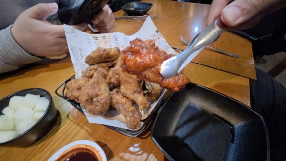 교촌치킨 압구정신사점 사진 8