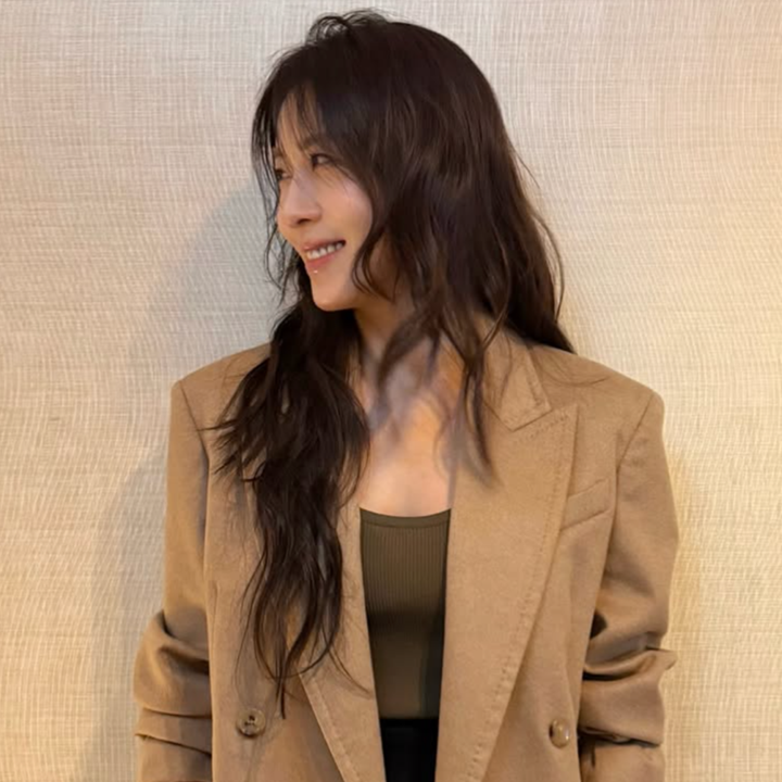 하지원이 긴 웨이브를 하니 분위기가 달라졌다 막스마라 재킷으로 완성한 가을룩|무엇이 바뀌었나?