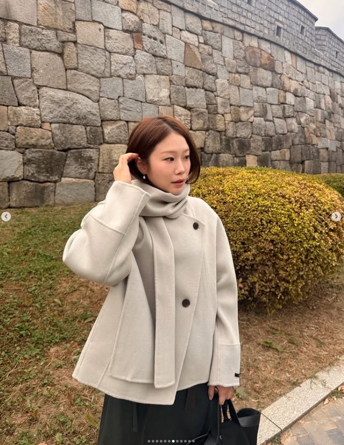 넉넉한 소매와 큼직한 포켓이 있는 디자인이라 편안한 느낌이 강했는데요