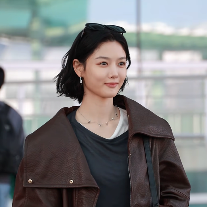 김유정이 브라운 레더 재킷을 입자 분위기가 달라졌다 파리행 공항에서 완성한 빈티지 시크룩｜무엇이 바뀌었나?