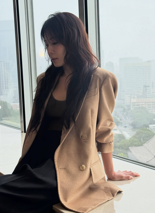 그리고 하의는 블랙으로 정리해 카멜 재킷이 자연스럽게 스타일의 중심이 되도록