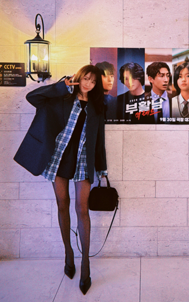 윤은혜의 자연스러운 스타일링이 전체적으로 가볍고 산뜻한 이미지를 만들어준 것은