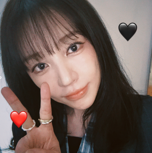 블랙 스타킹과 힐로 마무리 여기에 블랙 시스루 스타킹과 뾰족한 블랙 힐을